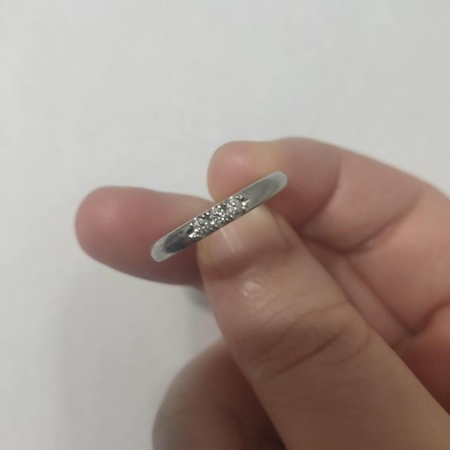 【ティファニー(Tiffany & Co.)の口コミ】 小ぶりの三連のダイヤが控えめで上品でとても可愛くて一目惚れしました。…