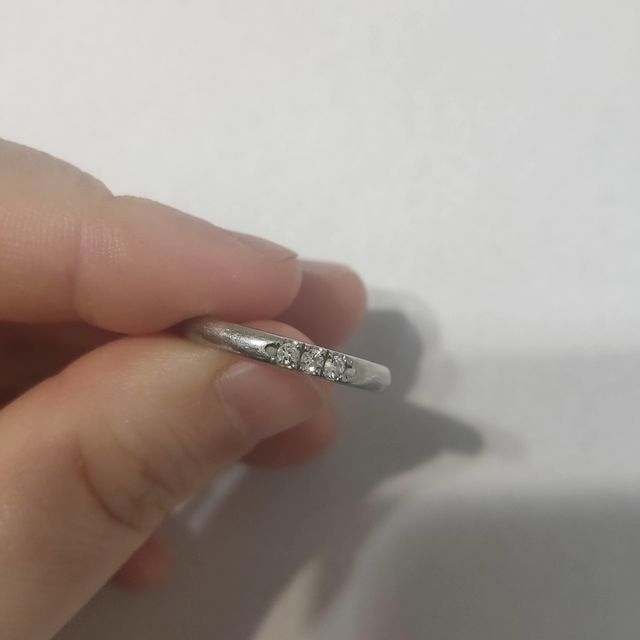 【ティファニー(Tiffany & Co.)の口コミ】 小ぶりの三連のダイヤが控えめで上品でとても可愛くて一目惚れしました。…
