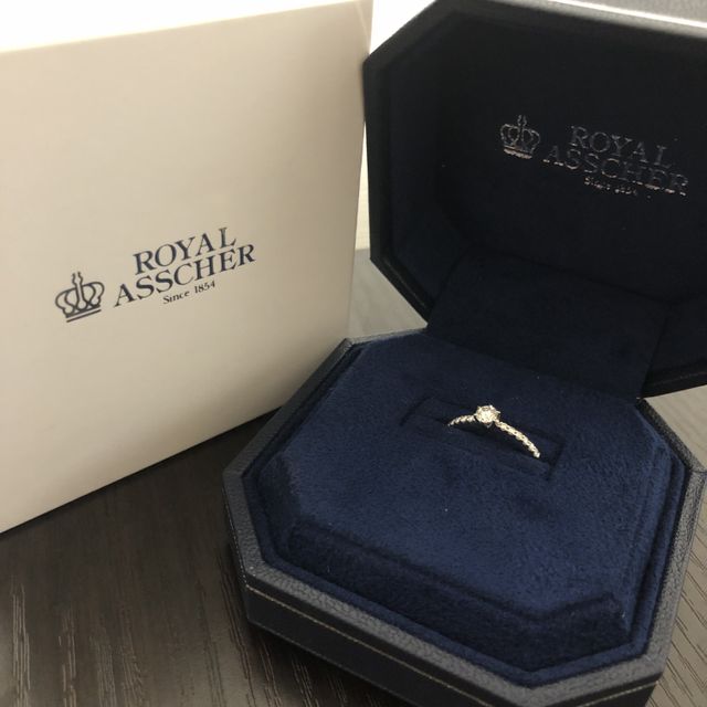 【ROYAL ASSCHER(ロイヤル・アッシャー)の口コミ】 指輪の基準はダイヤモンドの輝きです。限られた予算内で1番綺麗に輝くデザ…