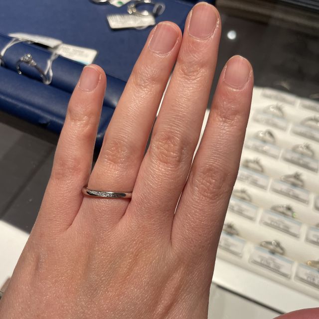 【銀座ダイヤモンドシライシの口コミ】 結婚指輪はダイヤが引っかからないものを探していました。仕事上、派手す…