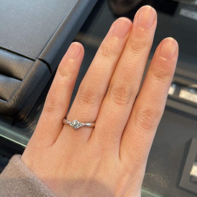 【エクセルコダイヤモンド(EXELCO DIAMOND)の口コミ】 真ん中に大きめのダイヤモンド、サイドにも小さなダイヤがあしらわれてい…