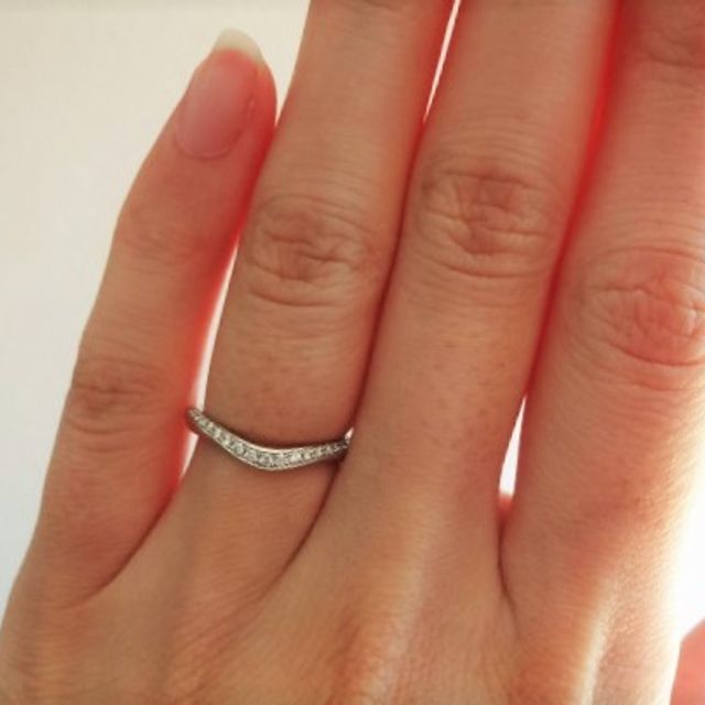 【4℃ BRIDAL(ヨンドシーブライダル)の口コミ】 シンプルで華奢なデザインが気に入ったのはもちろんですが、着け心地がと…