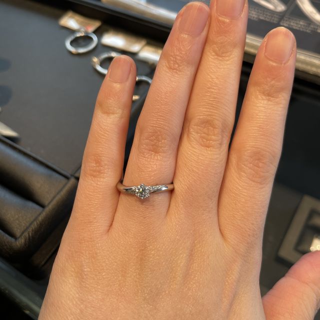 【エクセルコダイヤモンド(EXELCO DIAMOND)の口コミ】 真ん中に大きめのダイヤモンドと、サイドは斜めに流れるように入る小さな…