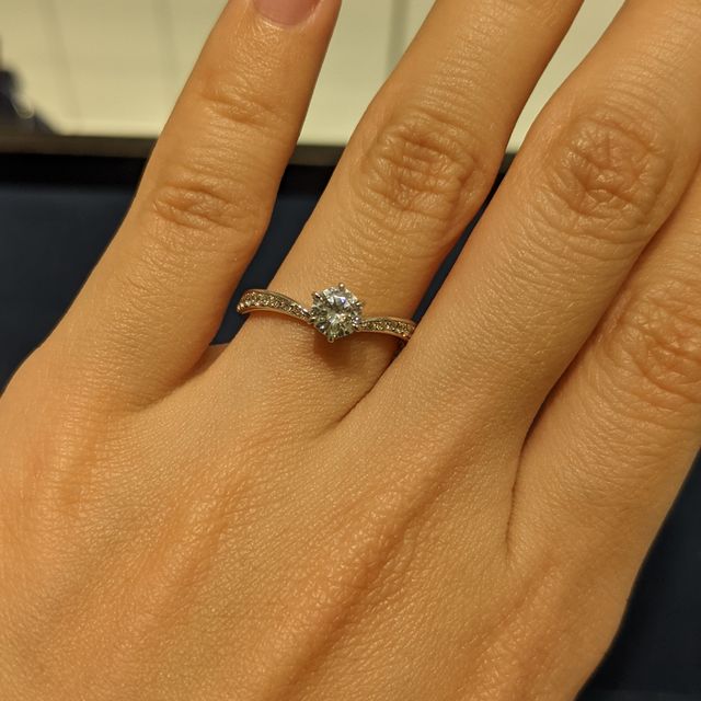 【4℃ BRIDAL(ヨンドシーブライダル)の口コミ】 中央に向かって細くなっているV字リングを試着させていただきました。爪が…