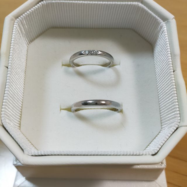 【4℃ BRIDAL(ヨンドシーブライダル)の口コミ】 結婚指輪はいつ着けても、指にフィットしやすく
そこまで目立たないデザイ…