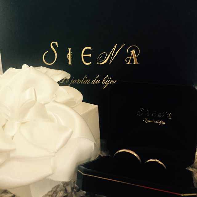 【SIENAROSE(シエナロゼ)の口コミ】 シンプルだけれど少しデザイン性があり、男女で少し違うけれどお揃い感が…