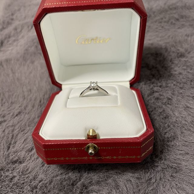 【カルティエ(Cartier)の口コミ】 婚約指輪の王道である、一粒ダイヤの指輪がやはりほしくて購入してもらい…