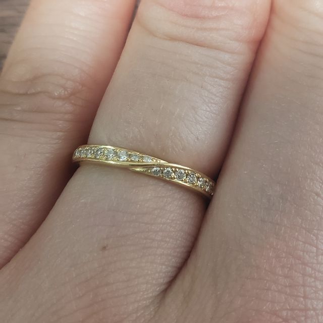 【銀座ダイヤモンドシライシの口コミ】 デザインがシンプルかつ、キラキラと輝いていたためこちらを選びました。…