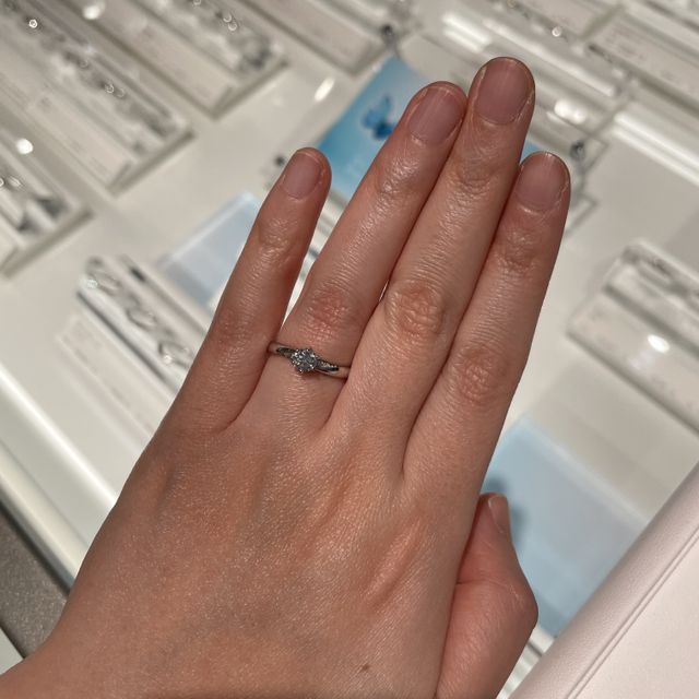 【CAFERING(カフェリング)の口コミ】 真ん中にダイヤモンド、サイドには斜めにダイヤが入ったデザインのもので…