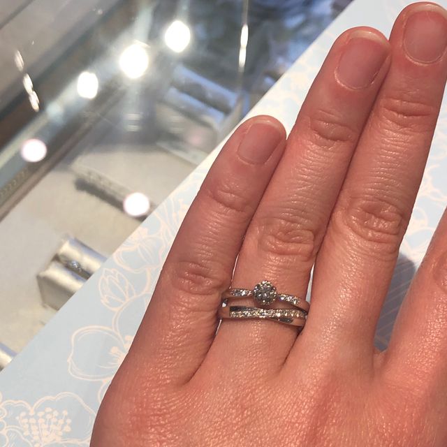 【ヴァンドーム青山(VENDOME AOYAMA)の口コミ】 婚約指輪は中央のダイヤが目立つように、横が細くなっているデザインです…