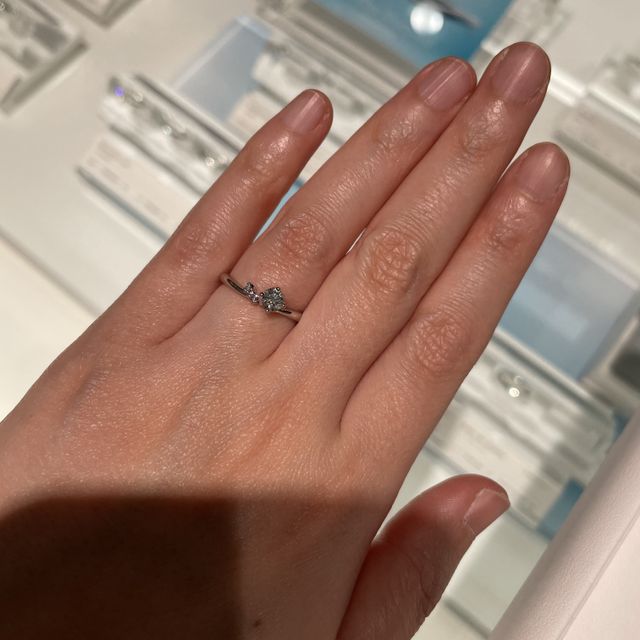 【CAFERING(カフェリング)の口コミ】 リングはウェーブ型で、真ん中にダイヤモンド、左側のみにメレダイヤがあ…