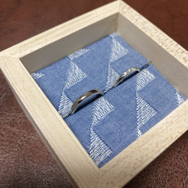 【Flowaves(フロウェーブス)の口コミ】 婚約指輪がストレートなのでストレートタイプで少しダイヤが入っているも…