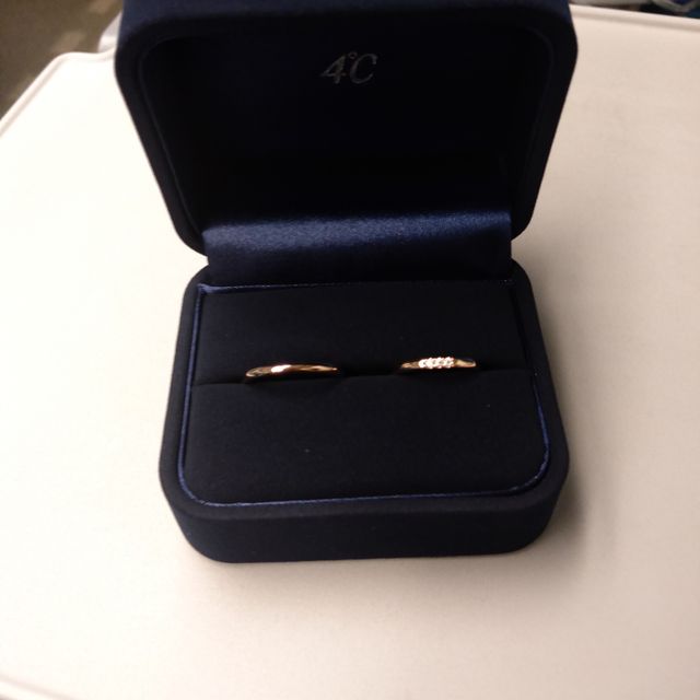 【4℃ BRIDAL(ヨンドシーブライダル)の口コミ】 【色】ピンクゴールド　肌に合う色を選びました
【デザイン】シンプルなも…