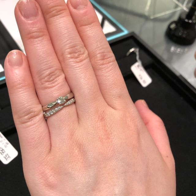 【ティファニー(Tiffany & Co.)の口コミ】 とても可愛いデザインです。
真ん中がきゅっと締まっているデザインなので…