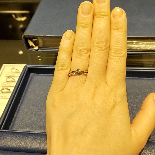 【銀座ダイヤモンドシライシの口コミ】 婚約指輪と結婚指輪を一緒につけたかったので、セットリングを探していま…