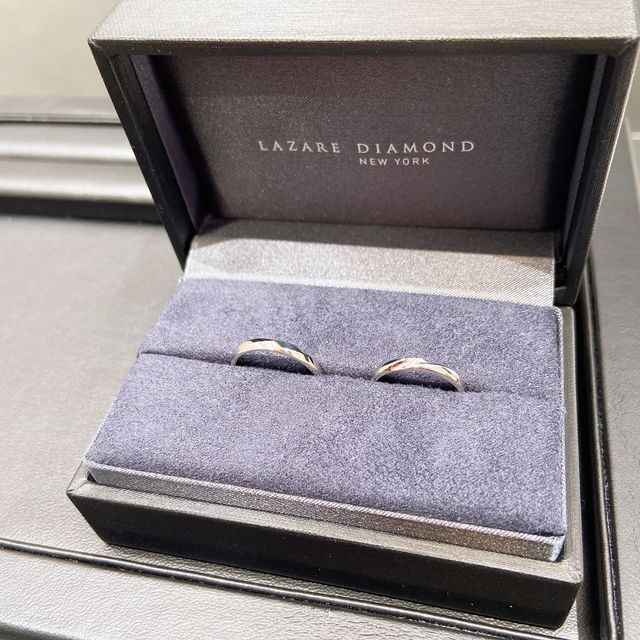 【ラザール ダイヤモンド(LAZARE DIAMOND)の口コミ】 婚約指輪がダイヤモンドが綺麗なものだったので、
結婚指輪はシンプルなも…