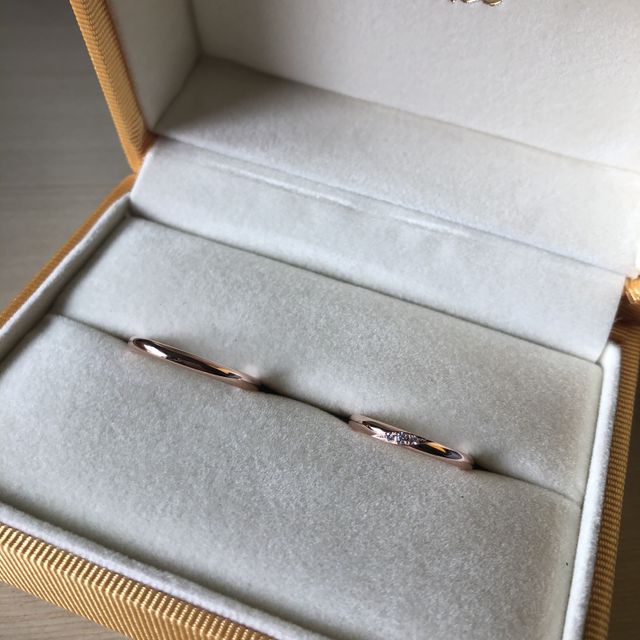 【ケイウノ ブライダル(K.UNO BRIDAL)の口コミ】 2人ともシンプルで細身のデザインが好みだったので、ぴったりのものが見つ…