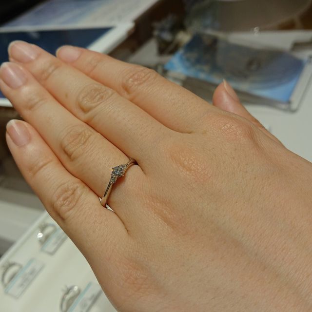 【ラザール ダイヤモンド(LAZARE DIAMOND)の口コミ】 【指輪のデザインについて】もともとそこまで目立たないデザインを探して…