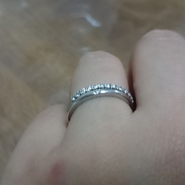 【4℃ BRIDAL(ヨンドシーブライダル)の口コミ】 婚約指輪と重ね付けすることを前提に選びました。婚約指輪はダイヤが埋め…