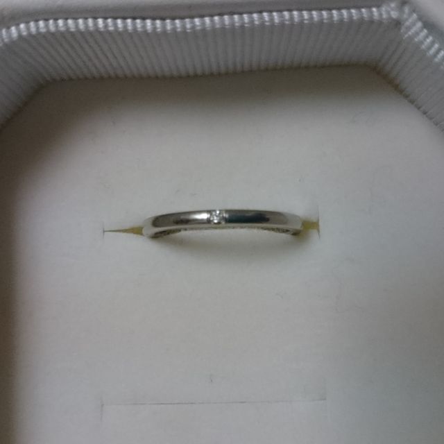 【4℃ BRIDAL(ヨンドシーブライダル)の口コミ】 婚約指輪と重ね付けすることを前提に選びました。婚約指輪はダイヤが埋め…