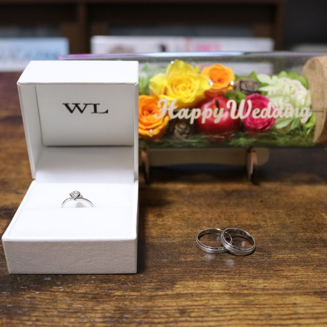 【輪-RIN-の口コミ】 まずとても綺麗な指輪で目を奪われ、また、Vラインの形で指が細く長く見え…