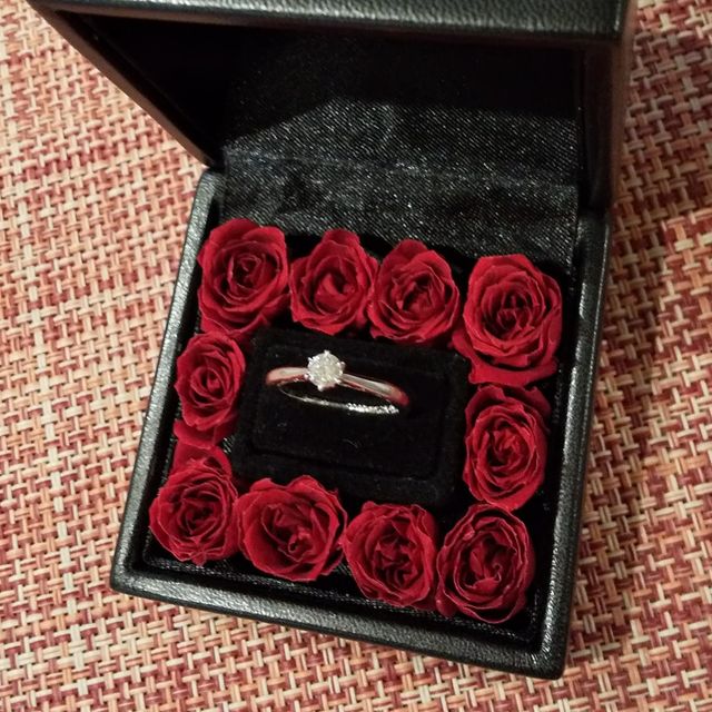 【エクセルコダイヤモンド(EXELCO DIAMOND)の口コミ】 指輪のデザインはどれも同じに見えてしまっていましたが、このデザインに…