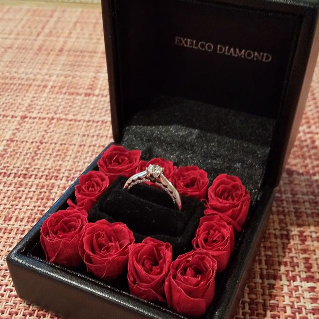 【エクセルコダイヤモンド(EXELCO DIAMOND)の口コミ】 指輪のデザインはどれも同じに見えてしまっていましたが、このデザインに…