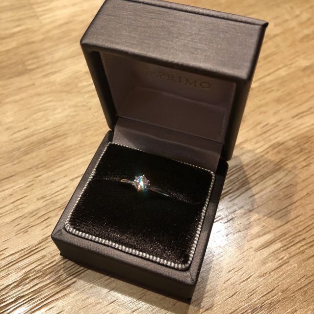 【アイプリモ(I-PRIMO)の口コミ】 シンプルですが、可愛さを残していて、誰もが婚約指輪を想像した時に1番イ…
