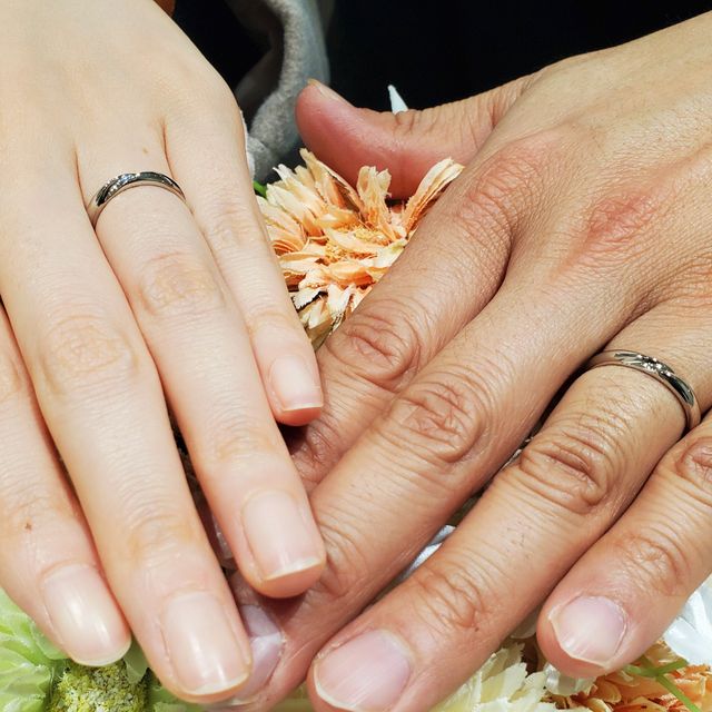 【アイプリモ(I-PRIMO)の口コミ】 デザインはワンポイントダイヤですが、中心部が凹凸のあるデザインなので…