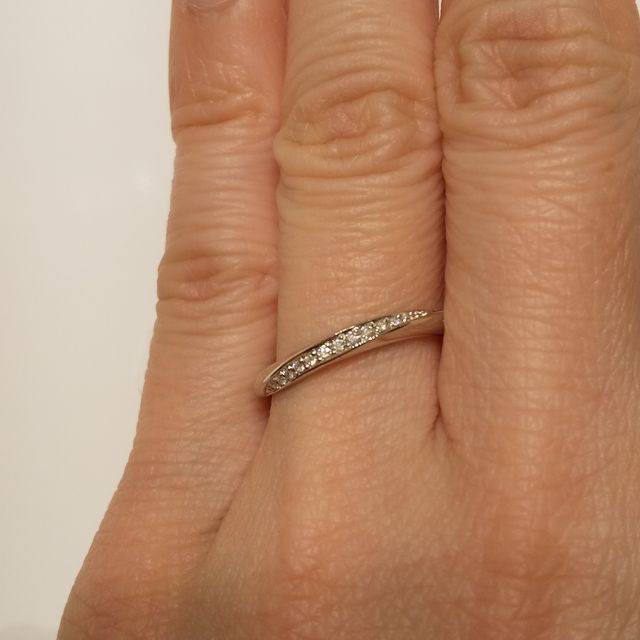 【4℃ BRIDAL(ヨンドシーブライダル)の口コミ】 いくつか試着して、飽きずにつけられそうなダイヤのラインが入っているデ…