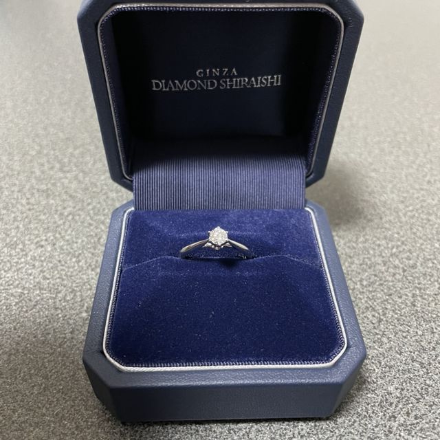 【銀座ダイヤモンドシライシの口コミ】 色々な形のリングを試着させて頂いた中で一番しっくりきました。パンフレ…