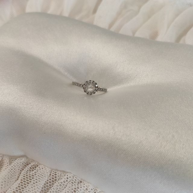 【AHKAH(アーカー)の口コミ】 リングが細く、華奢なものを探していました。
華奢ですが、リングにもダイ…