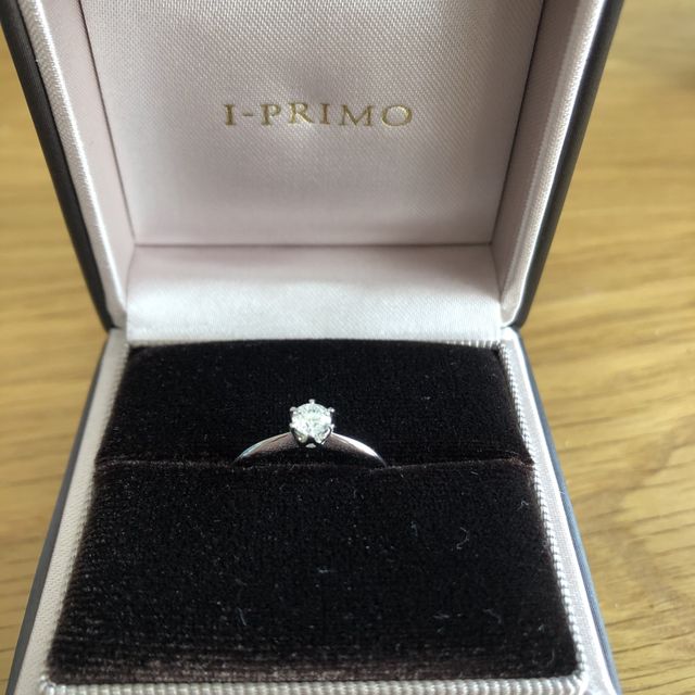 【アイプリモ(I-PRIMO)の口コミ】 彼からの婚約指輪でいただきました。初めてもらったダイヤモンドがとても…