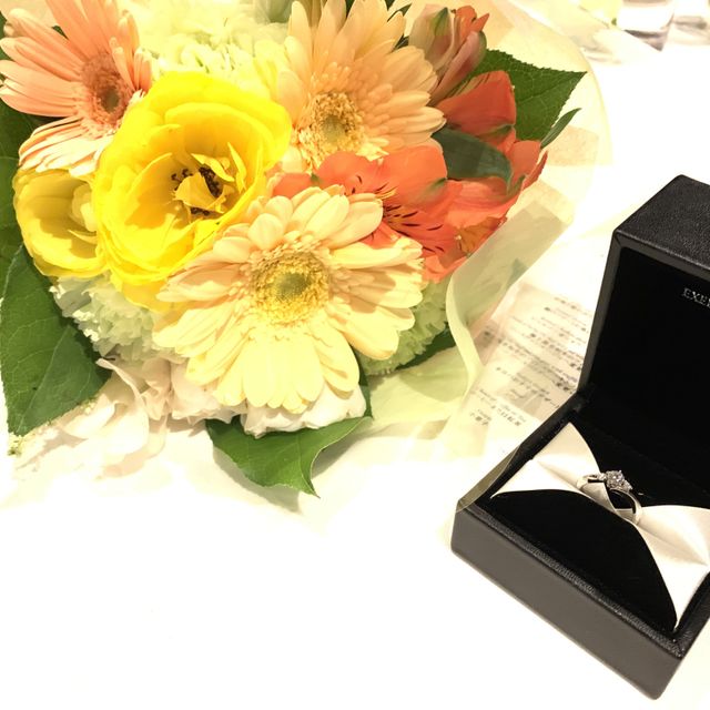 【エクセルコダイヤモンド(EXELCO DIAMOND)の口コミ】 ダイヤモンドの輝きやウェーブのデザインが良かった。
婚約者がこの指輪に…