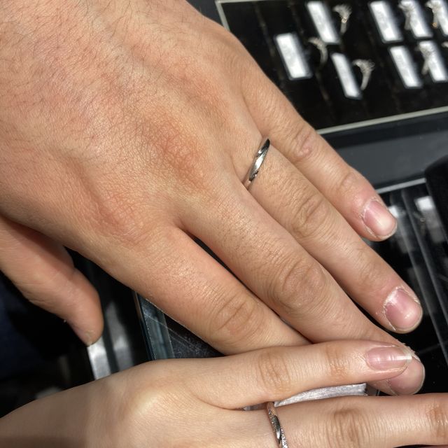 【エクセルコダイヤモンド(EXELCO DIAMOND)の口コミ】 婚約指輪と同じシリーズのものにしました。最初はメレダイヤが多すぎるん…