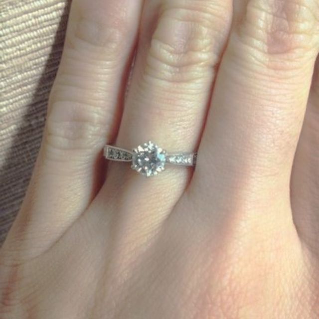 【4℃ BRIDAL(ヨンドシーブライダル)の口コミ】 シンプルながら少し豪華な雰囲気も出るデザインを希望してたので、メイン…