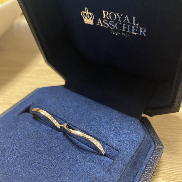 【ROYAL ASSCHER(ロイヤル・アッシャー)の口コミ】 当初はダイヤ無しを検討しておりました。他種の指輪を見て参りましたが多…