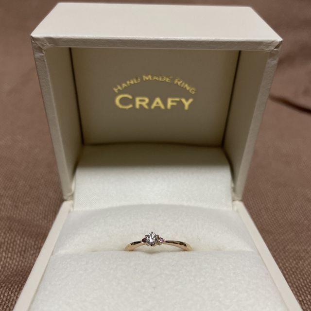 【CRAFY(クラフィ)の口コミ】 婚約指輪ですが、槌目模様が好きだったので、既成のデザインでは槌目模様…