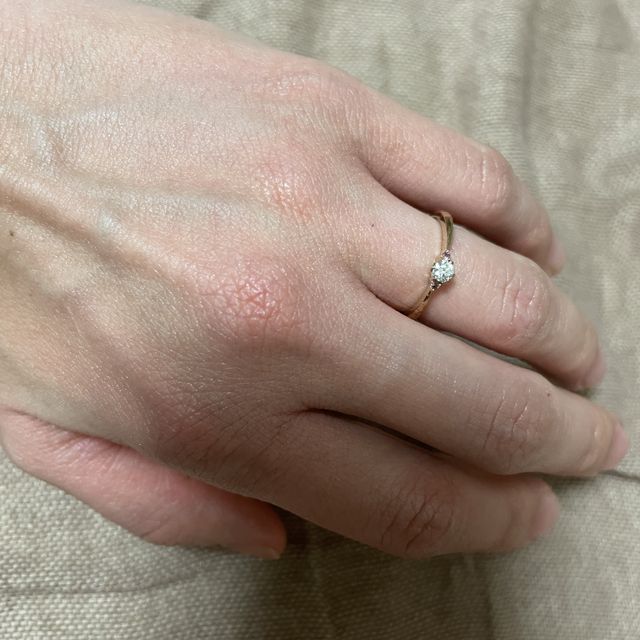 【CRAFY(クラフィ)の口コミ】 婚約指輪ですが、槌目模様が好きだったので、既成のデザインでは槌目模様…