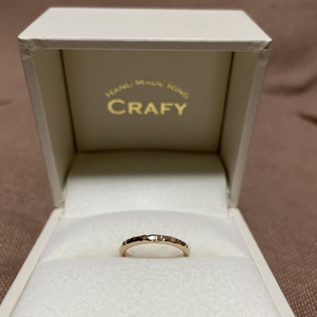 【CRAFY(クラフィ)の口コミ】 婚約指輪ですが、槌目模様が好きだったので、既成のデザインでは槌目模様…