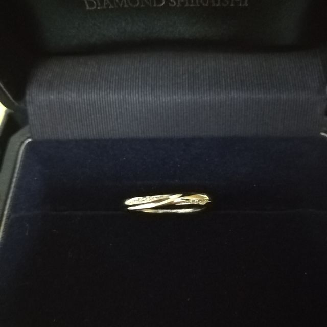 【銀座ダイヤモンドシライシの口コミ】 ウェーブのデザインでアシンメトリーで探していました。ダイヤモンドが左…