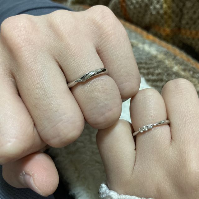 【銀座ダイヤモンドシライシの口コミ】 指が綺麗に見えるものを探していて
ストレートで、石も綺麗に輝いているの…