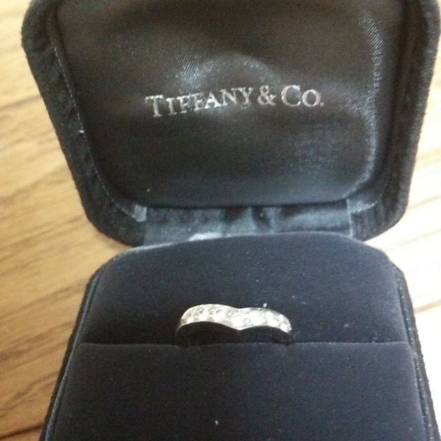 【ティファニー(Tiffany & Co.)の口コミ】 指が長く見え、他の指輪と一緒につけることもできるＶラインの指輪を探し…