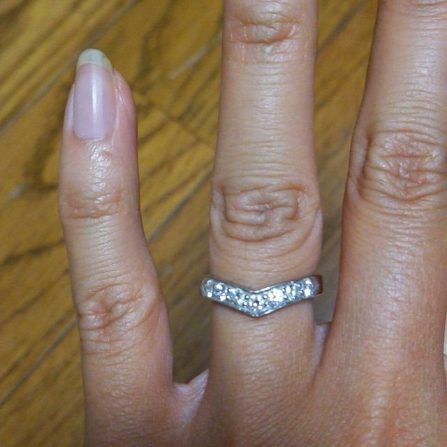 【ティファニー(Tiffany & Co.)の口コミ】 指が長く見え、他の指輪と一緒につけることもできるＶラインの指輪を探し…