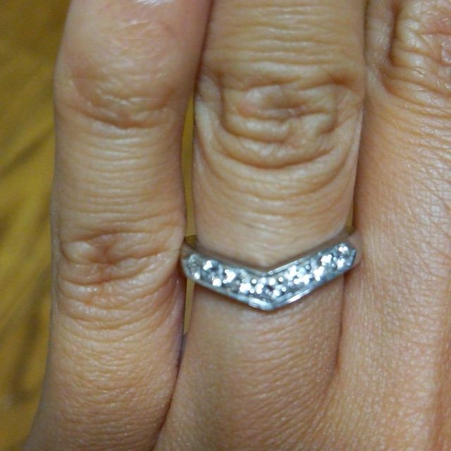 【ティファニー(Tiffany & Co.)の口コミ】 指が長く見え、他の指輪と一緒につけることもできるＶラインの指輪を探し…