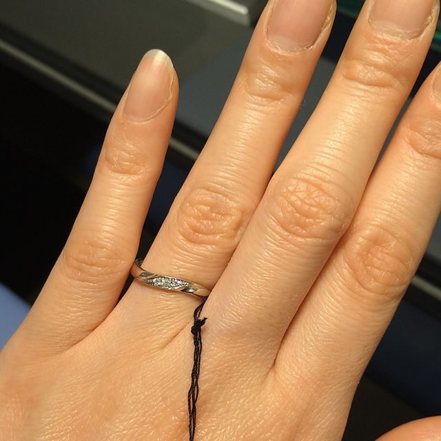 【エクセルコダイヤモンド(EXELCO DIAMOND)の口コミ】 2.5ミリ幅で小さなダイヤが3〜5石程度着いたものを希望していたので条件に…