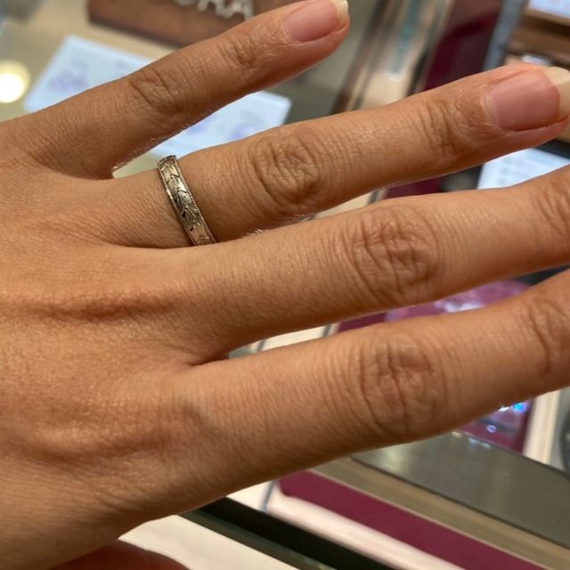 【MIORING(ミオリング)の口コミ】 和彫りのようなデザインでリング１周にこのようなデザインが施されていて
…