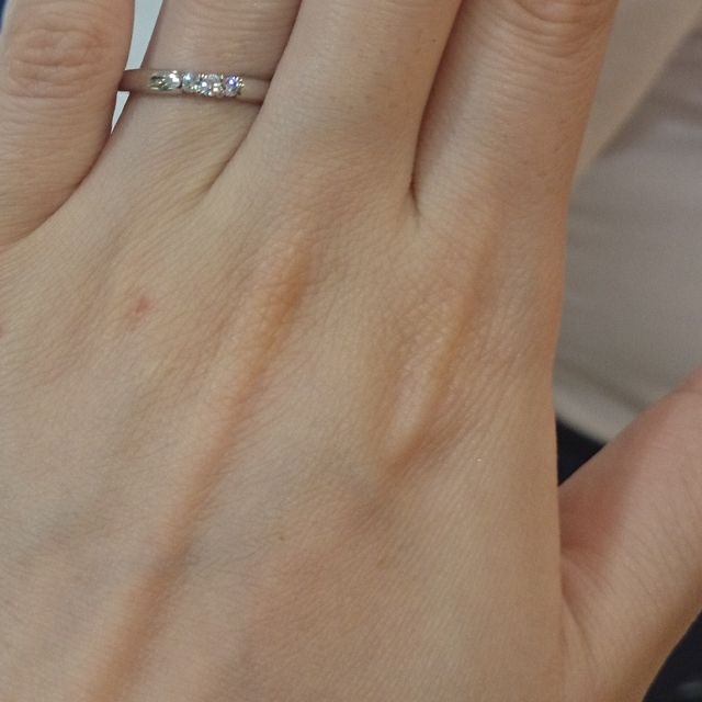 【宝寿堂(ほうじゅどう)の口コミ】 一枚目はファセットリング。ダイヤは付いていませんが、カット面が反射し…