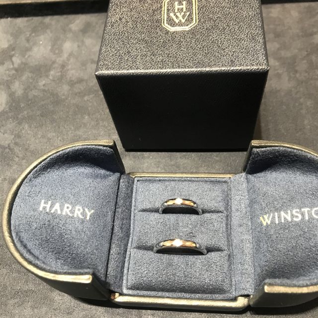 【ハリー・ウィンストン(Harry Winston)の口コミ】 婚約指輪としてハリーウィンストンのトリストリングをいただきました。
婚…