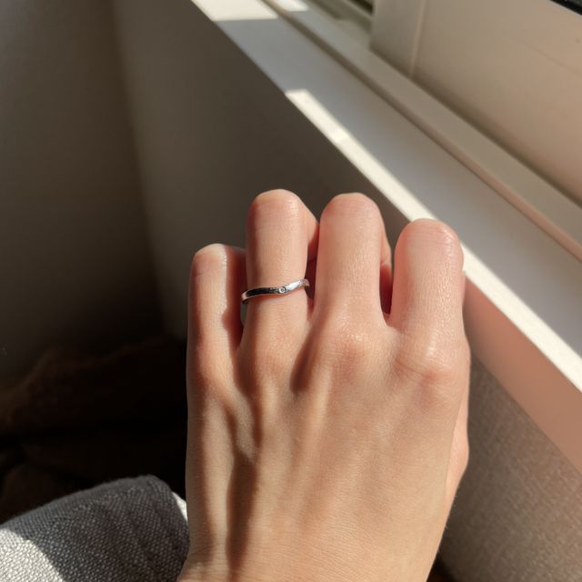 【カルティエ(Cartier)の口コミ】 まず、つけた時に突っかかりがなく、疲れないこと。
指輪の厚さがあまりな…